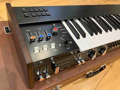 Korg-700FS with case - mint